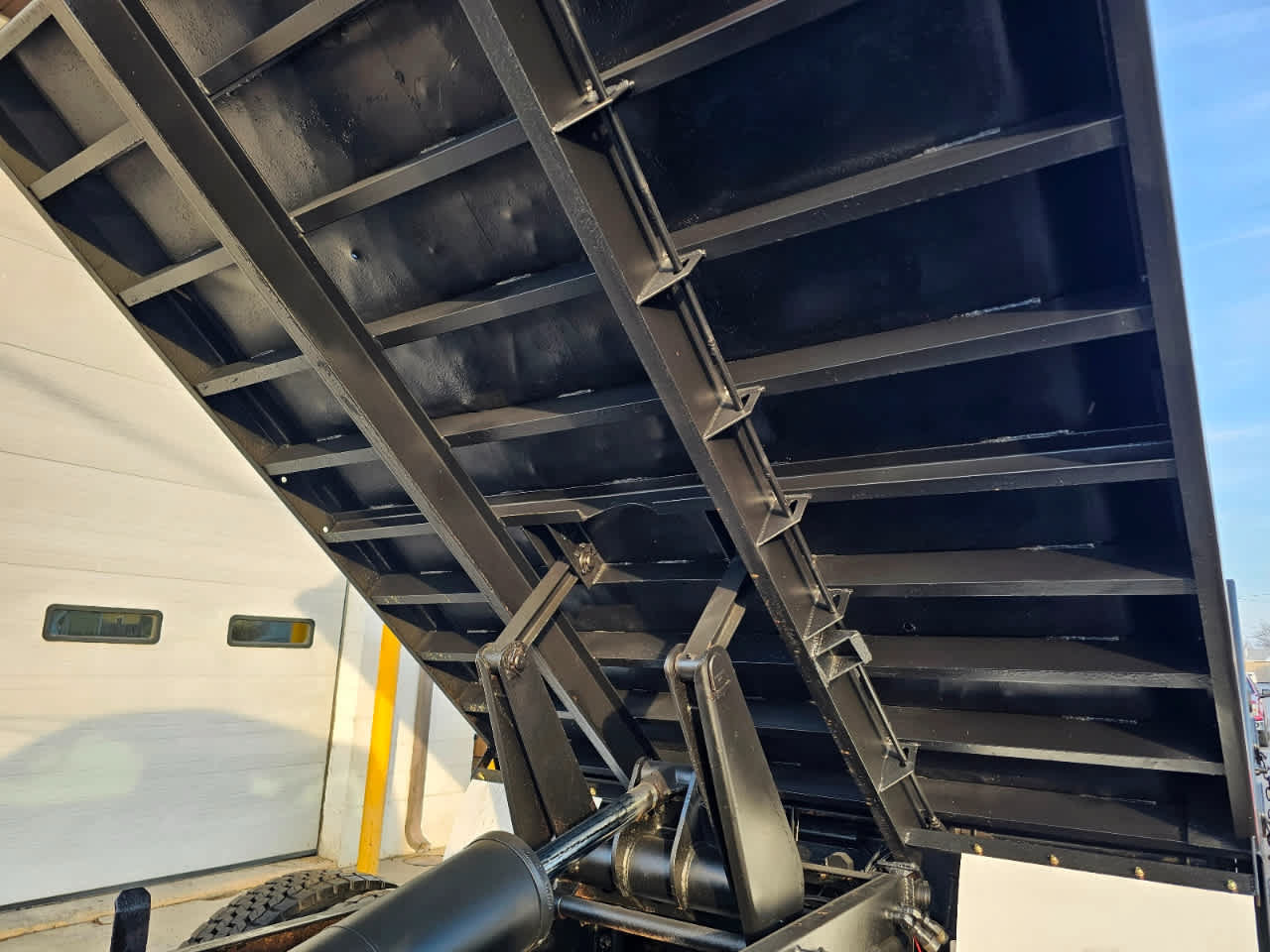 Used 2015 Ford F750 2WD Regular Cab Super Duty image 4