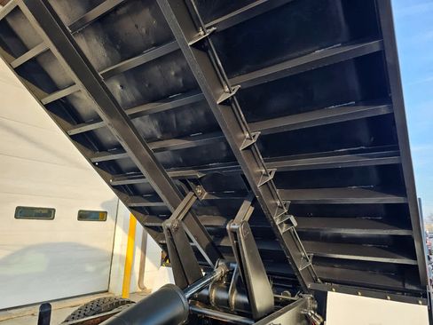 Used 2015 Ford F750 2WD Regular Cab Super Duty image 4