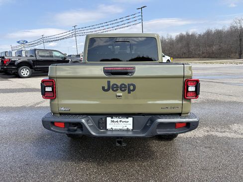 Used 2025 Jeep Gladiator Sport image 4