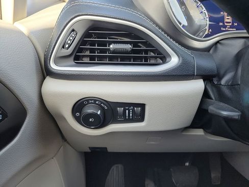 Used 2023 Chrysler Pacifica Touring-L FWD image 15