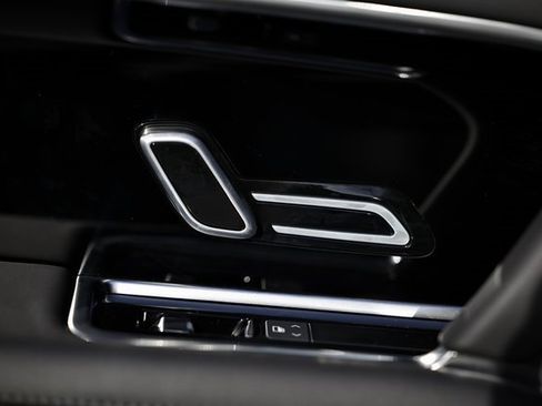 New 2025 Land Rover Range Rover SE image 24