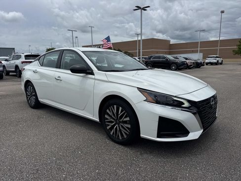 Used 2025 Nissan Altima 2.5 SV FWD image 3