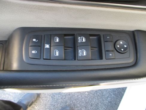 Used 2022 Chrysler Pacifica Touring-L image 13