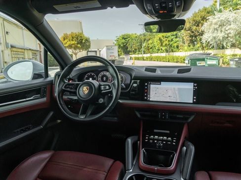 Used 2024 Porsche Cayenne AWD/4WD image 19