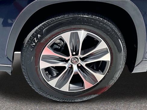 Used 2024 Toyota Highlander XLE image 33