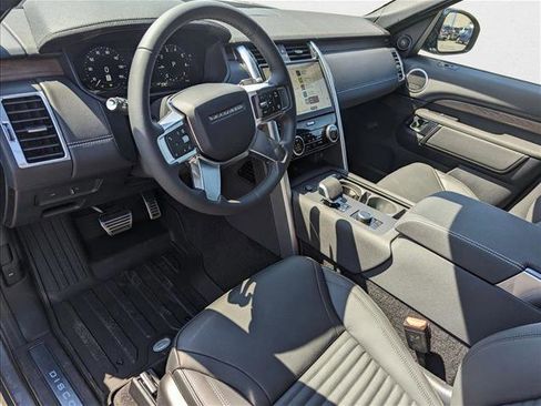 New 2025 Land Rover Discovery Dynamic SE image 3