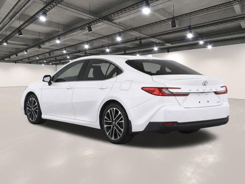 Used 2025 Toyota Camry XLE FWD image 4