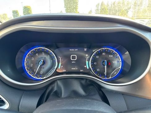 Used 2024 Chrysler Pacifica Touring-L FWD image 16