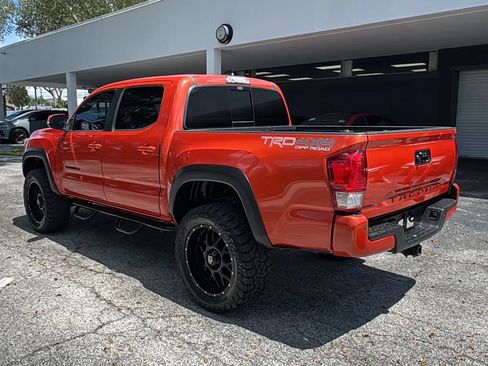 Used 2017 Toyota Tacoma TRD Off-Road w/ Premium & Technology Package AWD/4WD image 3