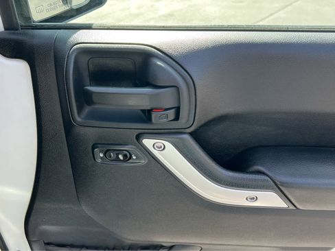 Used 2016 Jeep Wrangler Unlimited Sahara w/ Connectivity Group image 19