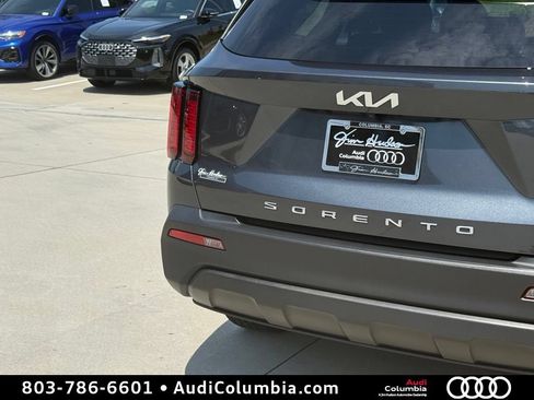 Used 2022 Kia Sorento LX FWD image 13