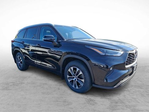 Used 2023 Toyota Highlander XLE AWD/4WD image 3