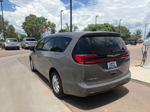 Used 2025 Chrysler Pacifica Select FWD image 7