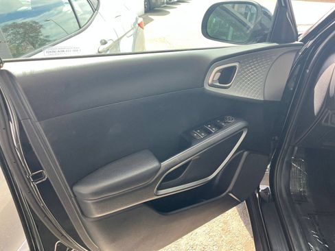 Used 2025 Kia Soul LX w/ LX Technology Package FWD image 18