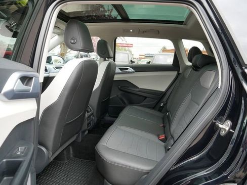 Used 2025 Volkswagen Taos SE AWD/4WD image 17