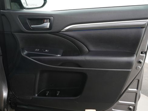 Used 2019 Toyota Highlander SE image 13