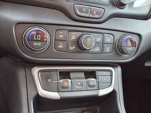 Used 2024 GMC Terrain SLT image 7