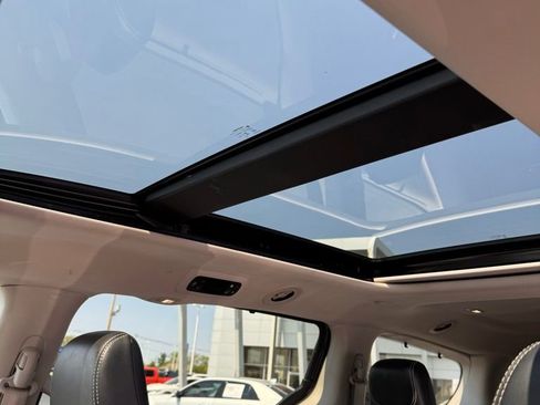 Used 2023 Chrysler Pacifica Limited FWD image 19