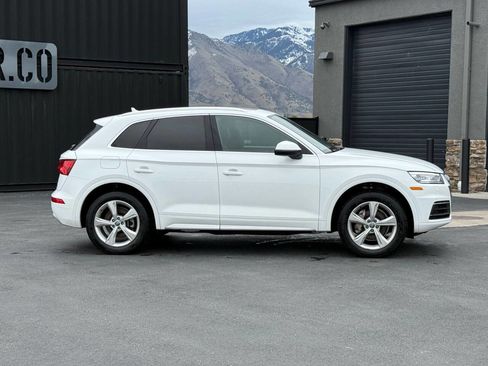 Used 2020 Audi Q5 2.0T Premium w/ Convenience Package image 4