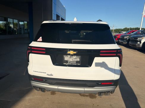 New 2026 Chevrolet Traverse LT w/ Sun and Wheel Package FWD image 5