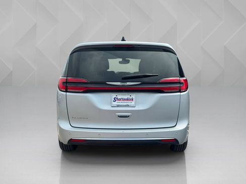 Used 2023 Chrysler Pacifica Touring-L FWD image 6