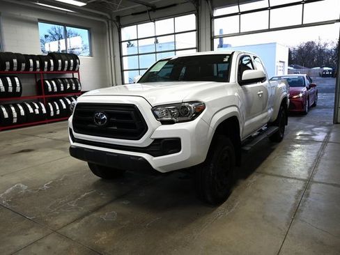 Used 2022 Toyota Tacoma SR image 1