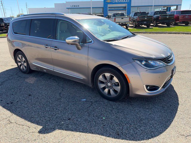 Used 2017 Chrysler Pacifica Platinum FWD image 2