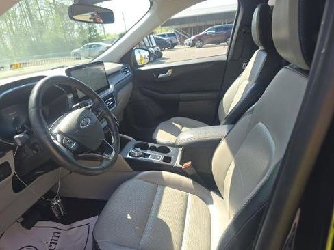 Used 2023 Ford Escape Platinum image 3