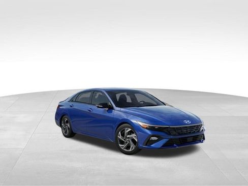 New 2025 Hyundai Elantra SEL image 2