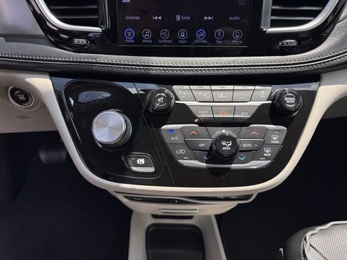 Used 2017 Chrysler Pacifica Limited FWD image 24