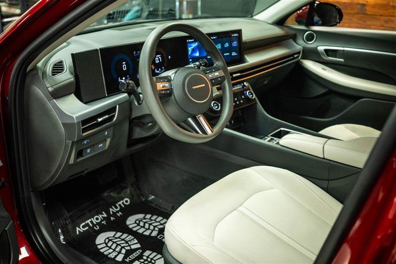 Used 2025 Hyundai Sonata SEL FWD image 8