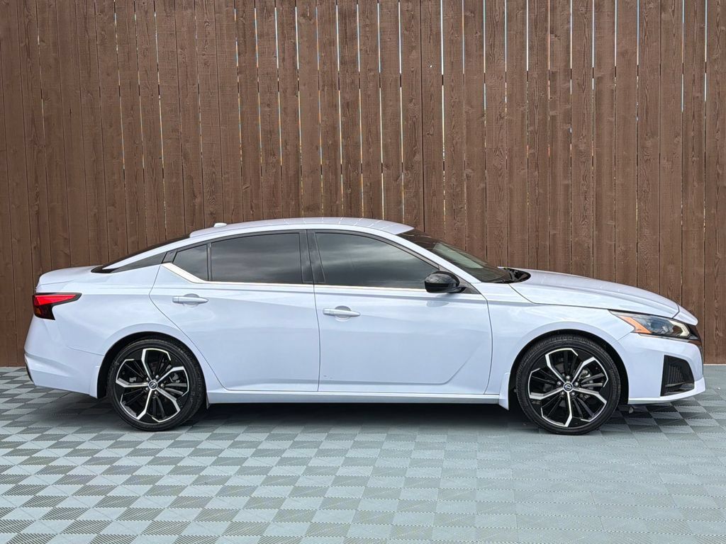 Used 2024 Nissan Altima 2.5 SR FWD image 12