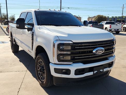 Used 2025 Ford F350 Platinum w/ FX4 Off-Road Package image 4