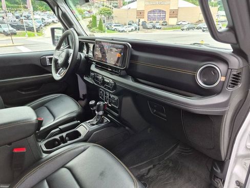 Used 2024 Jeep Wrangler Unlimited Sahara w/ Technology Group AWD/4WD image 27