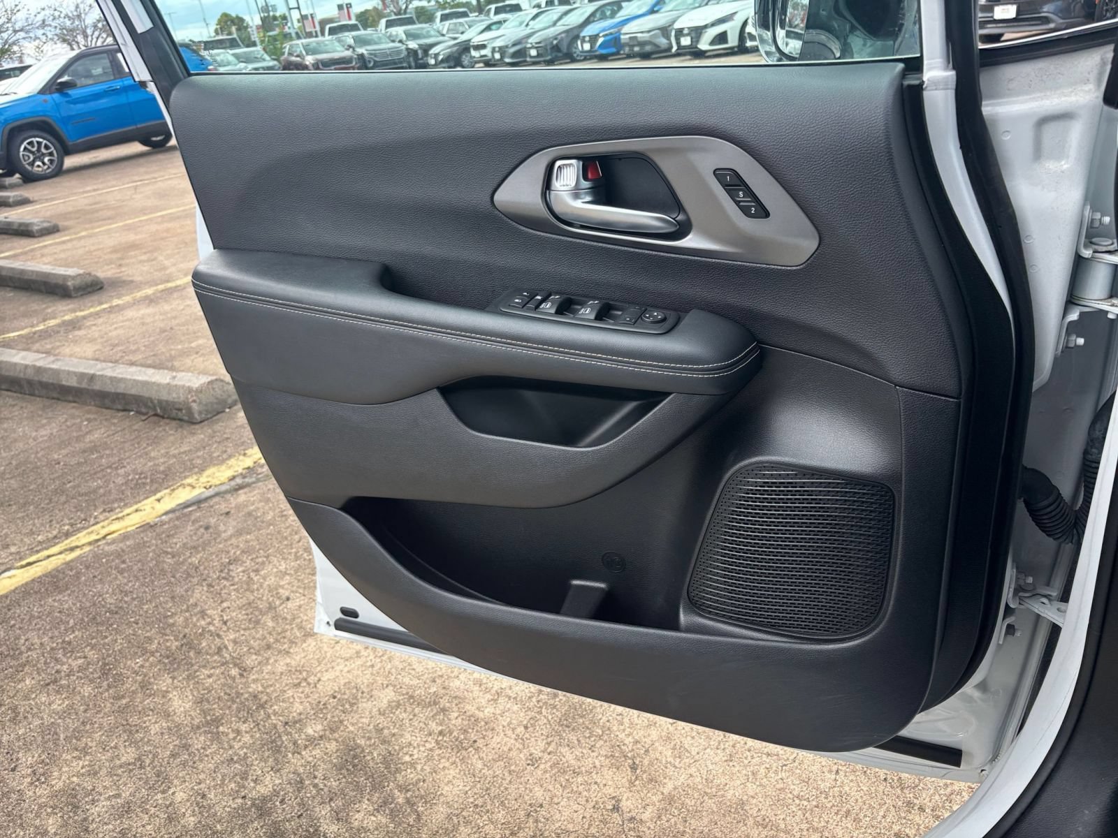 Used 2025 Chrysler Pacifica Select FWD image 18
