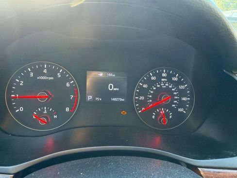 Used 2017 Kia Cadenza Premium w/ Luxury Package FWD image 12