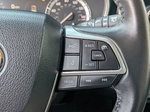 Used 2022 Toyota Highlander XLE FWD image 23