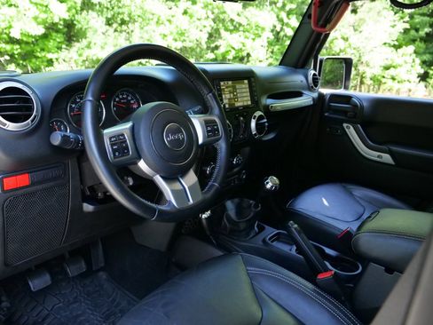Used 2016 Jeep Wrangler Unlimited Rubicon AWD/4WD image 3