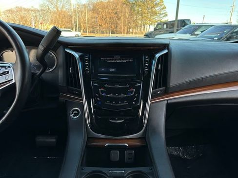 Used 2017 Cadillac Escalade ESV Premium Luxury image 17