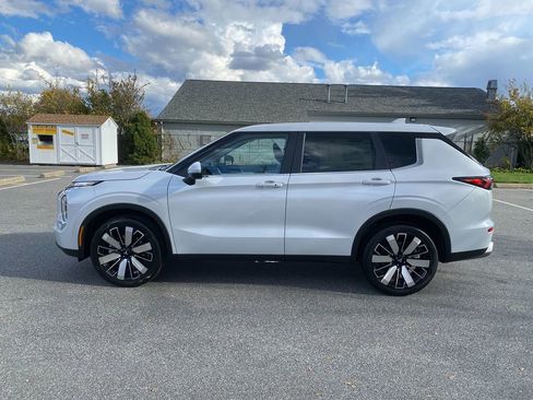 New 2025 Mitsubishi Outlander SE image 9