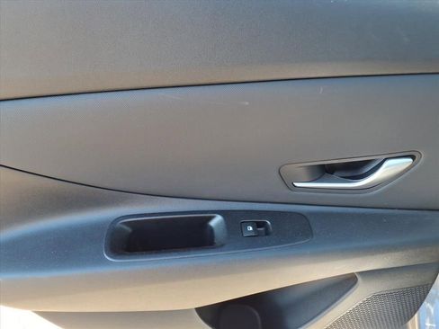 Used 2025 Hyundai Elantra SEL image 11