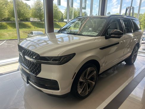 New 2026 Lincoln Navigator Black Label w/ Black Label Special Edition AWD/4WD image 3