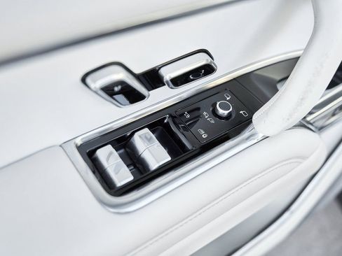 Used 2024 Land Rover Range Rover SV image 34