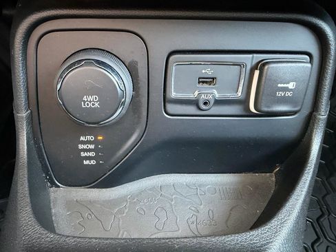 Used 2015 Jeep Renegade Latitude w/ Popular Equipment Group image 37