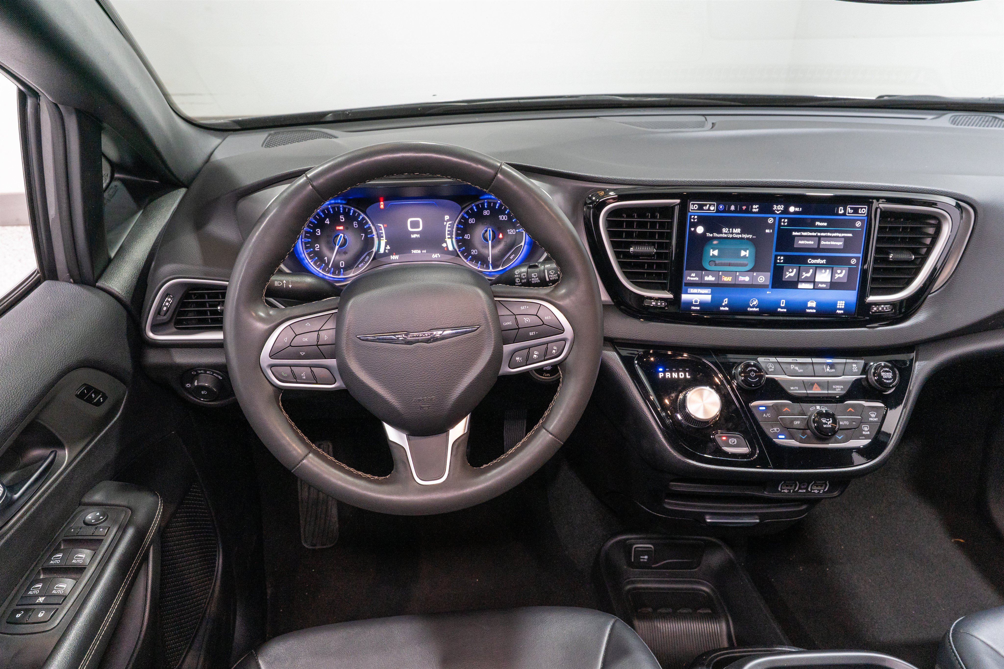Used 2025 Chrysler Pacifica Select FWD image 11