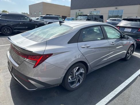 Certified 2025 Hyundai Elantra SEL FWD image 3