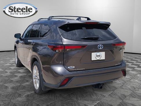 Used 2024 Toyota Highlander Limited FWD image 2