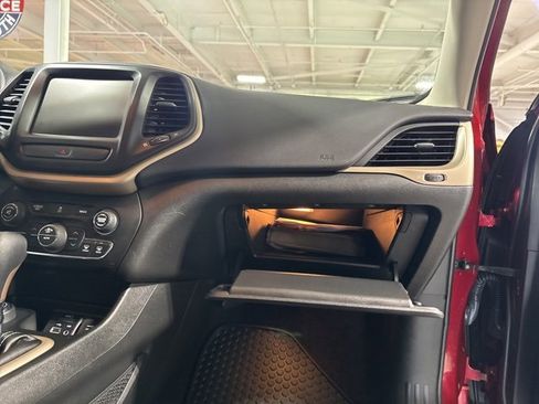 Used 2017 Jeep Cherokee Latitude w/ Comfort/Convenience Group image 45