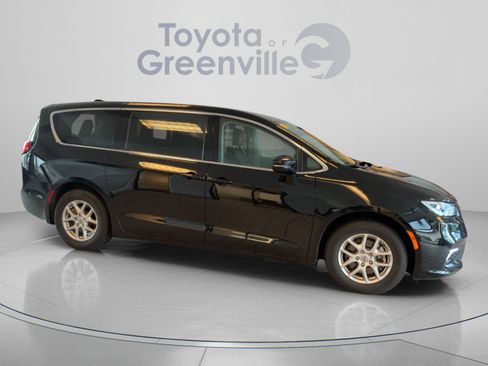 Used 2024 Chrysler Pacifica Touring-L FWD image 7