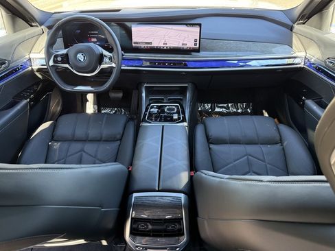 Used 2025 BMW i7 eDrive50 w/ Premium Package image 32